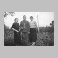 015-0067 Paul Huck am 21.08.1937 auf Urlaub. Im Bild mit seinen Schwestern Elli Petzke und Gertrud Groening, geb. Huck.JPG